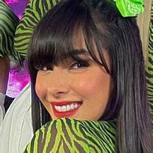 Juliana Bonde, famosa por vazar nudes, mostrou as teta .